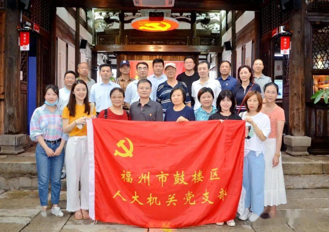 微视频|自备“神器”?一群中学生带放大镜来看古画
